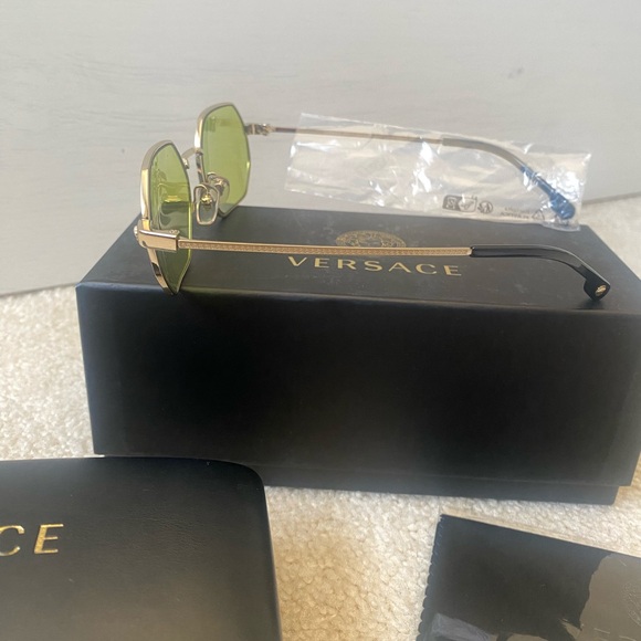 SOLD **BRAND NEW VERSACE SUNGLASSES** - Picture 5 of 11